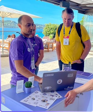 El equipo de WebWork en Running Remote discutiendo la gestión del trabajo remoto y el seguimiento del tiempo